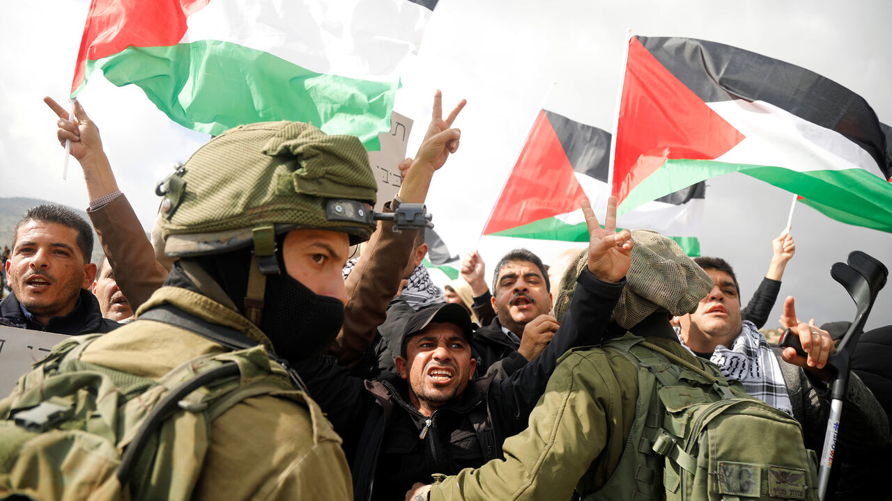 ISRAEL-PALESTINIANS/PLAN-PROTESTS Palestinian demonstrators gesture in front of Israeli forces during a protest against the U.S. president Donald Trump’s Middle East peace plan, in Jordan Valley in the Israeli-occupied West Bank January 29, 2020. REUTERS/Raneen Sawafta - RC2PPE9PRZMB